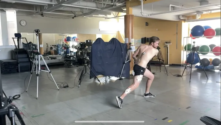 Picture of man throwing a disc in a kinematics laboratory